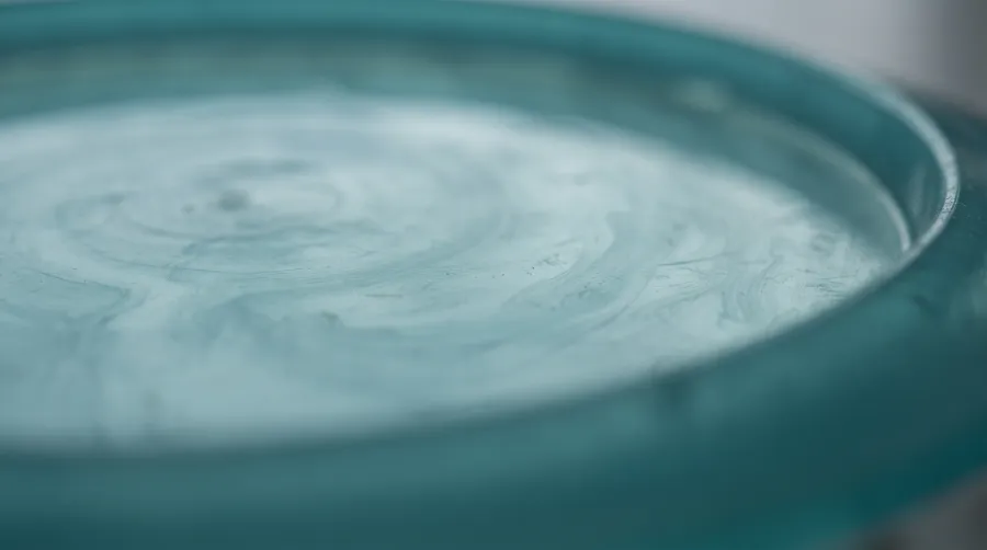 Nærbilde av blank, gjennomskinnelig premiumplast i turkis